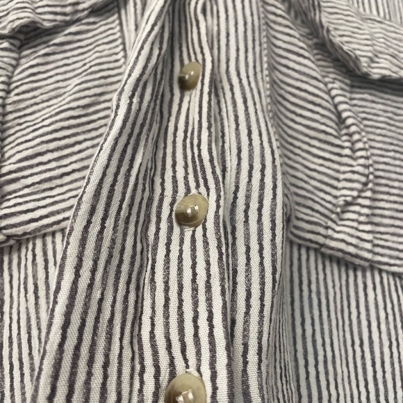 Lightweight cropped button down - Picture 3 of 4